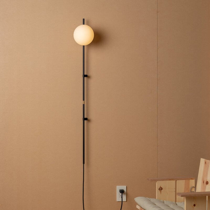 Minimalistische Langstab-Glaskugel 1-Licht Wandleuchte 