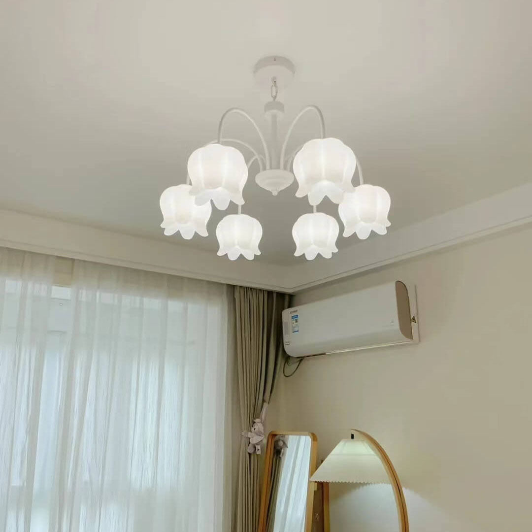 Traditioneller französischer 5/6/8-flammiger Kronleuchter aus Acryl und Eisen in cremeweißem Glockenblumen-Design für das Schlafzimmer 