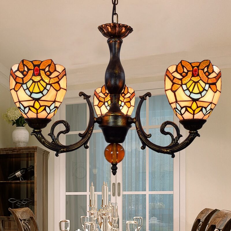 Traditioneller 3-flammiger Tiffany-Barock-Kronleuchter mit glockenförmigen Glasschirmen aus Legierung für das Wohnzimmer 