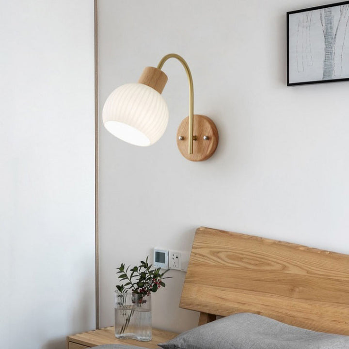 Zeitgenössische nordische 1-flammige Wandleuchte aus Acryl, Holz und Eisen mit Kugel- und Streifendesign für das Wohnzimmer 