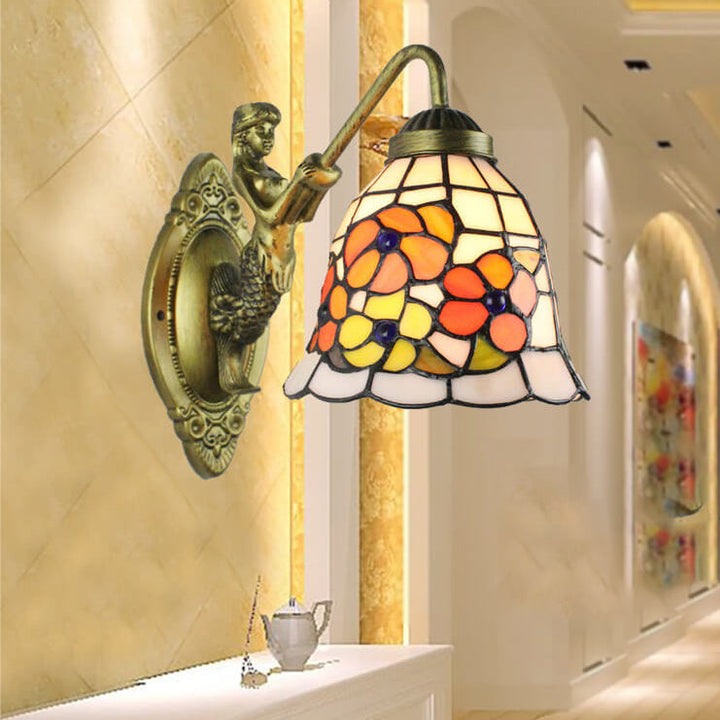 Vintage Tiffany Mediterrane Wandlampe mit einem konischen Buntglas-Licht 
