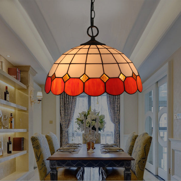Traditionelle 3-flammige Tiffany-Pendelleuchte mit Eisenkuppel und Buntglas in Edelsteinoptik für das Wohnzimmer 