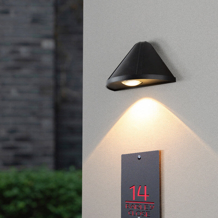 Lámpara de aplique de pared exterior LED moderna minimalista en forma de cono triangular impermeable de aluminio con lente esmerilada 