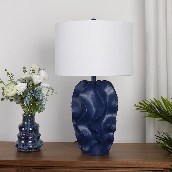 Zeitgenössische nordische 1-flammige Tischlampe aus Stoff und Resin-Gemälde für Wohnzimmer & Schlafzimmer 