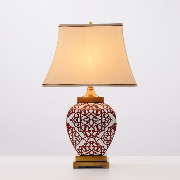 Traditionelle 1-flammige Tischlampe aus roter glückverheißender chinesischer Keramik mit Stoffschirm fürs Schlafzimmer 