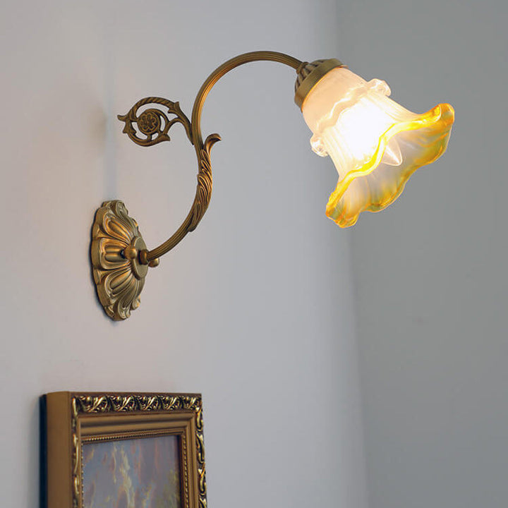 Aplique de pared de 1 luz con flor de vidrio y latón vintage francés 