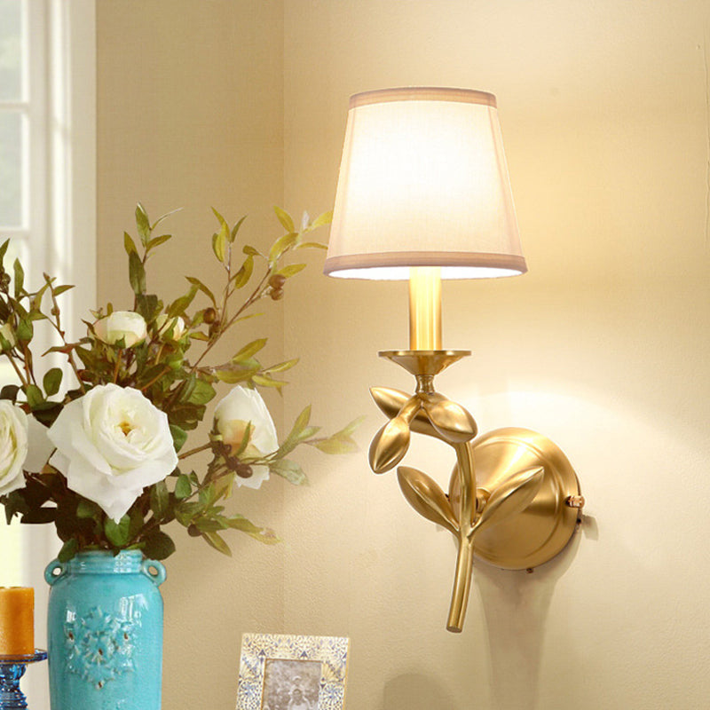 Applique murale 1 lumière avec abat-jour en tissu et cadre finition or moderne pour chambre 