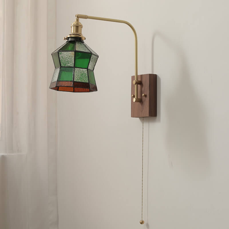 Zeitgenössische Retro-Wandleuchte mit 1 Flamme aus grünem Mosaikglas in Kegelform und Messing für das Schlafzimmer 