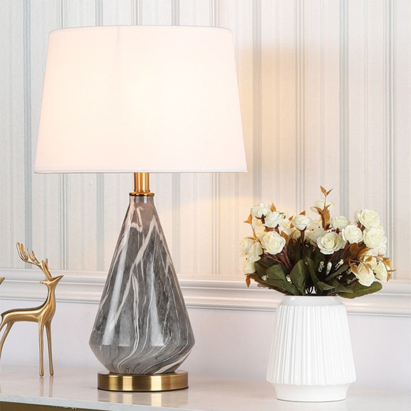 Moderne minimalistische Tischlampe mit konischem Keramiksockel und Stoffschirm, 1-flammig, für Wohnzimmer &amp; Schlafzimmer 