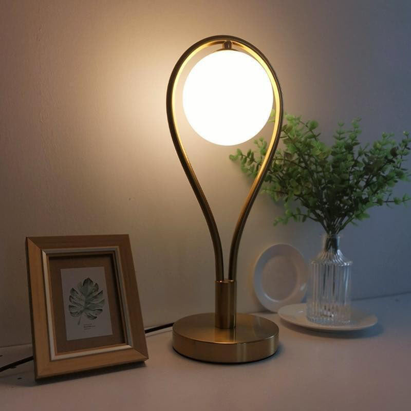 Zeitgenössische kreative Schlägerform Eisen Kupfer Glas 1-Licht Tischlampe für das Schlafzimmer 