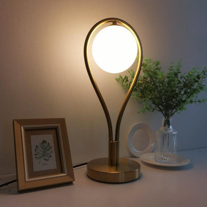 Zeitgenössische kreative Schlägerform Eisen Kupfer Glas 1-Licht Tischlampe für das Schlafzimmer 