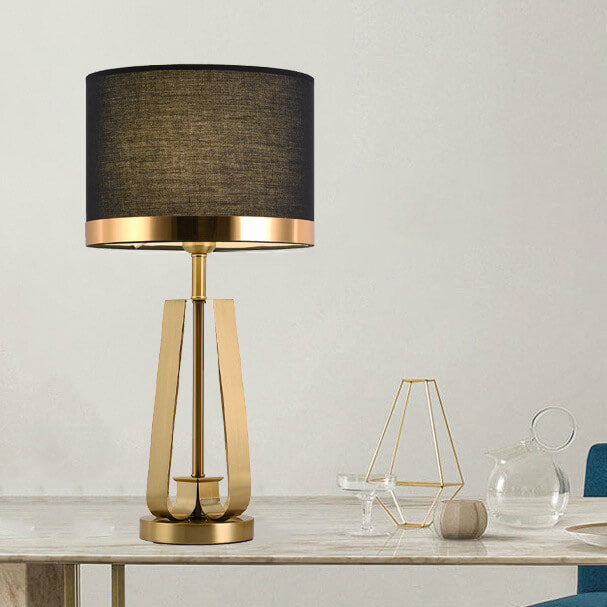 Moderne Luxus-Tischlampe mit schwarzem Stoff, goldener geometrischer Basis und 1 Leuchte
