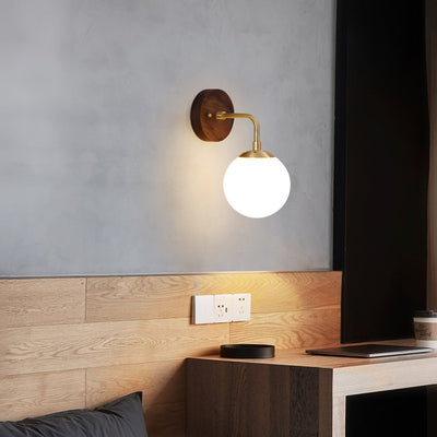 Applique Murale 1 Lumière en Noyer Nordique avec Orbe en Verre et Laiton 
