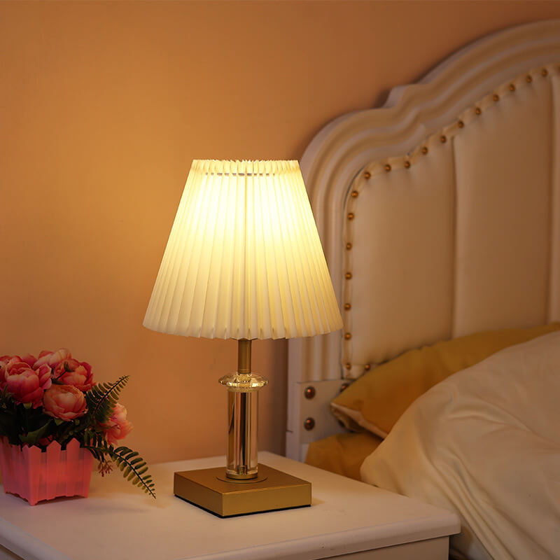 Lampe de table moderne minimaliste en tissu plissé en forme de cône avec matériel en cristal à 1 lumière 