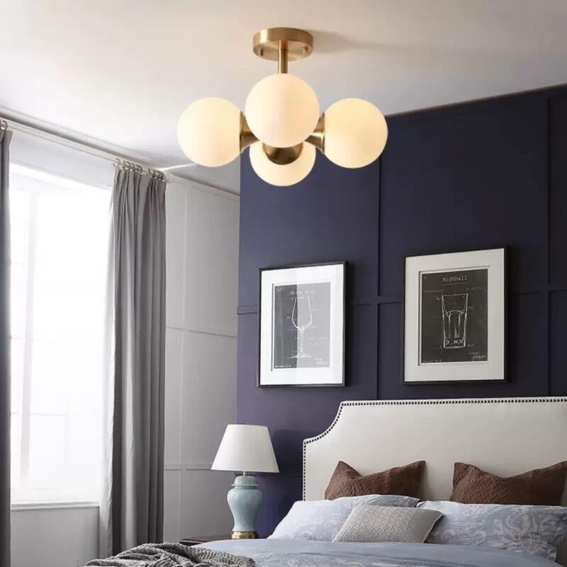 Lustre à 4 lumières avec cadre doré moderne de style mi-siècle et globe en verre pour salon 