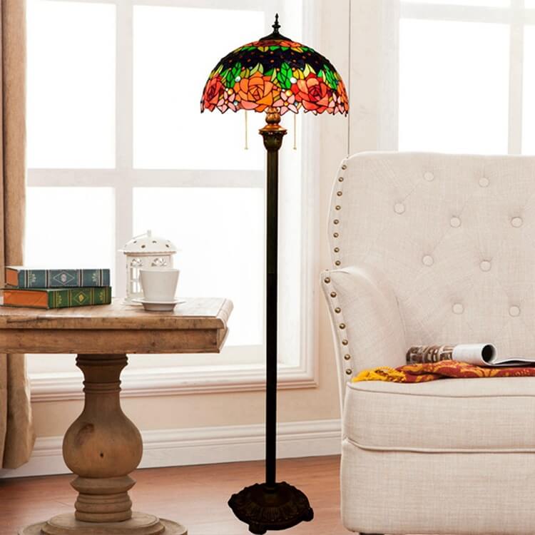 Lámpara de pie tradicional de 2 luces con pantalla redonda tipo cúpula de resina, hierro y vidrio Tiffany con rosas para sala de estar 
