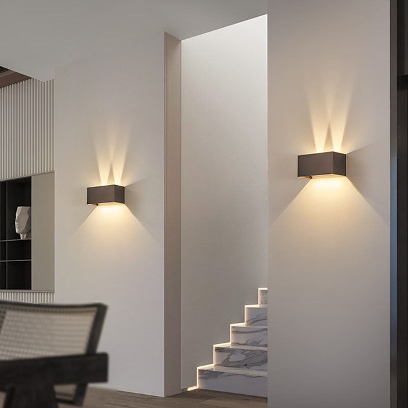 Moderne minimalistische LED-Lesewandleuchte aus Aluminium in quadratischer, flacher Form mit verstellbarem Lichtkegel für den Eingangsbereich 
