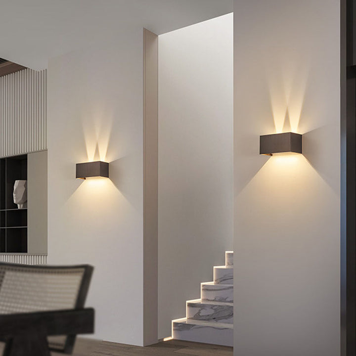 Moderne minimalistische LED-Lesewandleuchte aus Aluminium in quadratischer, flacher Form mit verstellbarem Lichtkegel für den Eingangsbereich 
