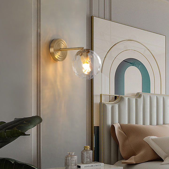 Aplique de pared de 1 luz con esfera de vidrio de lujo moderno y base de cobre para dormitorio 