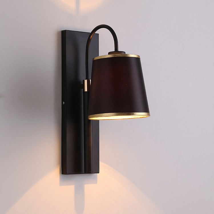 Moderne minimalistische 1-flammige Wandleuchte mit schwarzem konischem Stoffschirm aus Eisen für das Schlafzimmer 