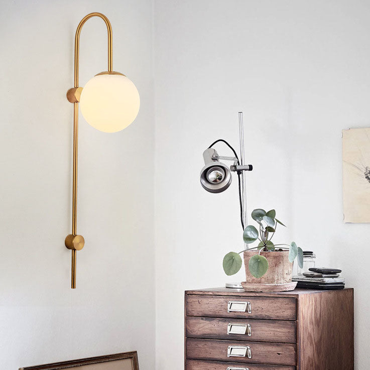 Moderne nordische Wandleuchte aus Eisen und Glas mit runder Kugel, langem Arm und 1 Flamme für Wohnzimmer &amp; Schlafzimmer 