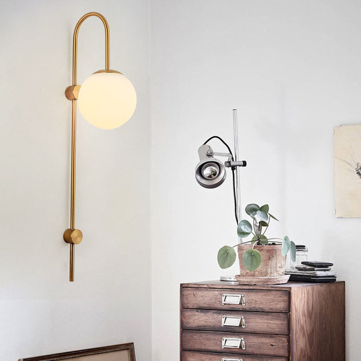 Moderne nordische Wandleuchte aus Eisen und Glas mit runder Kugel, langem Arm und 1 Flamme für Wohnzimmer &amp; Schlafzimmer 