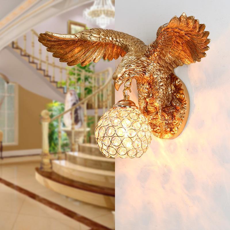 Aplique de pared contemporáneo y creativo de resina con águilas y pantalla de cristal de 1 luz para sala de estar y dormitorio 