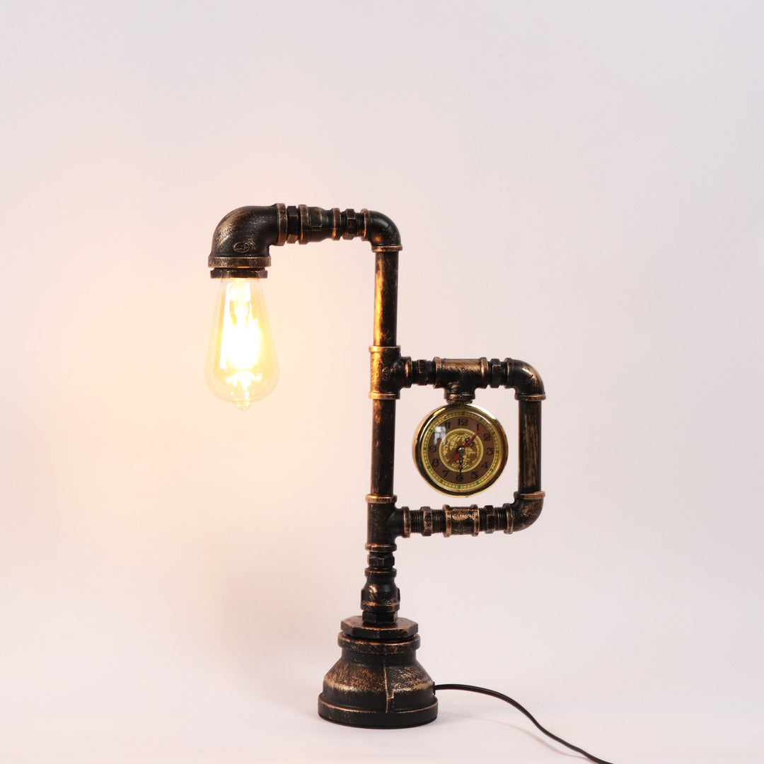 Lampe de table 1 lumière avec horloge industrielle vintage en fer et plomberie 