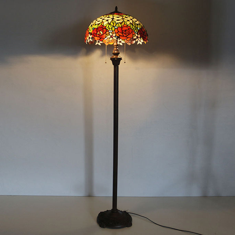 Lámpara de pie de dos luces con cúpula de flor de rosa de vidrio teñido tradicional Tiffany para dormitorio 
