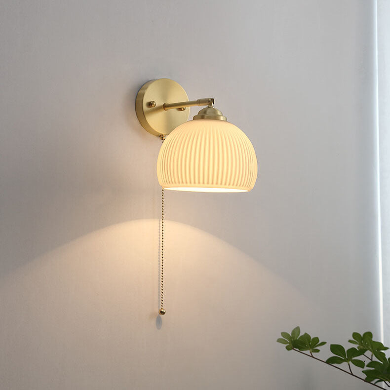Zeitgenössische nordische Wandlampe mit Zugschalter, 1-flammig, aus weiß gestreiftem Glas und Messing, für das Schlafzimmer 