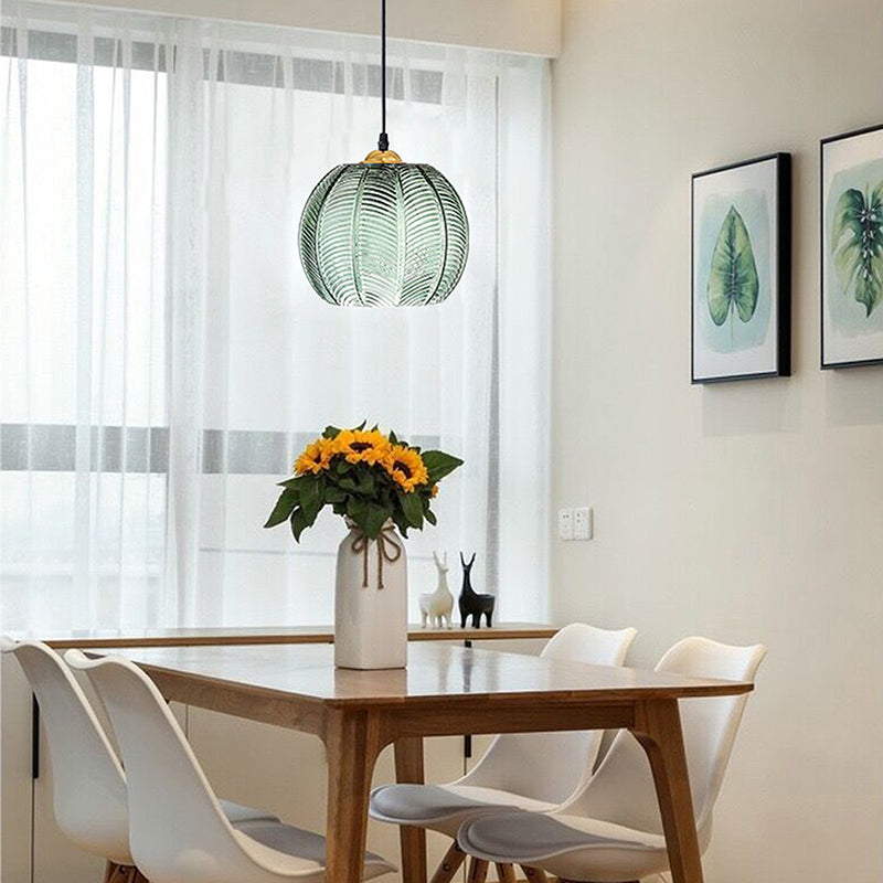 Luminaire suspendu à 1 lumière avec abat-jour en boule de verre à motifs de feuilles vertes de simplicité contemporaine pour le salon 