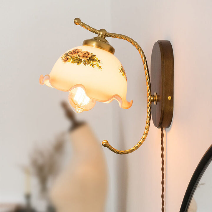 Französische Vintage-Creme-Glas-Petal 1-Licht-Wandleuchte 