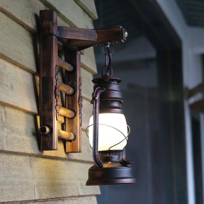 Aplique de pared de 1 luz estilo industrial contemporáneo con lámpara de queroseno, cuerda de cáñamo, base de bambú y cordel de hierro 