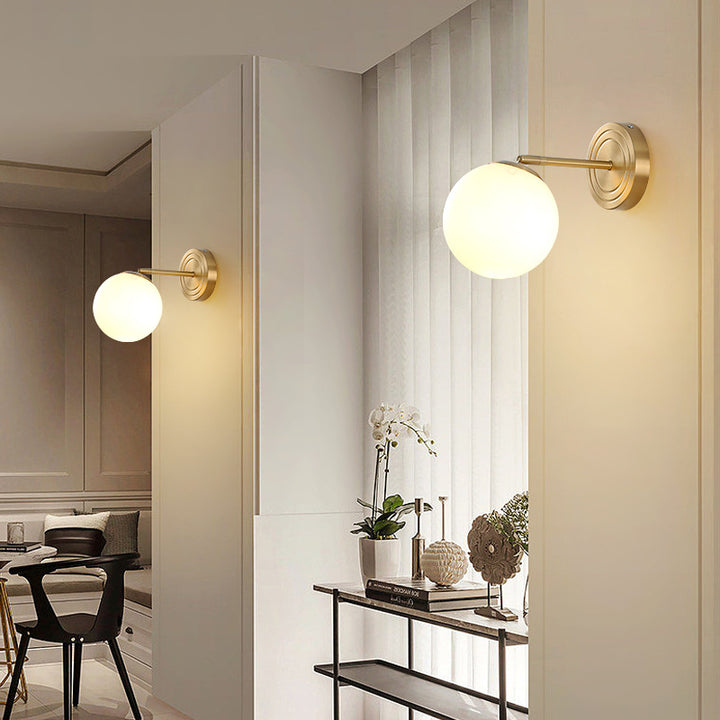 Aplique de pared de 1 luz con esfera de vidrio de lujo moderno y base de cobre para dormitorio 