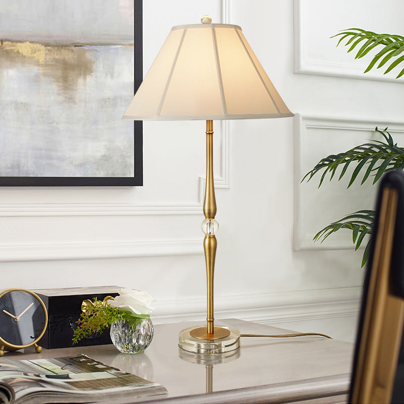 Lámpara de mesa de 1 luz con pantalla cónica plisada de tela de lujo europea y base larga 