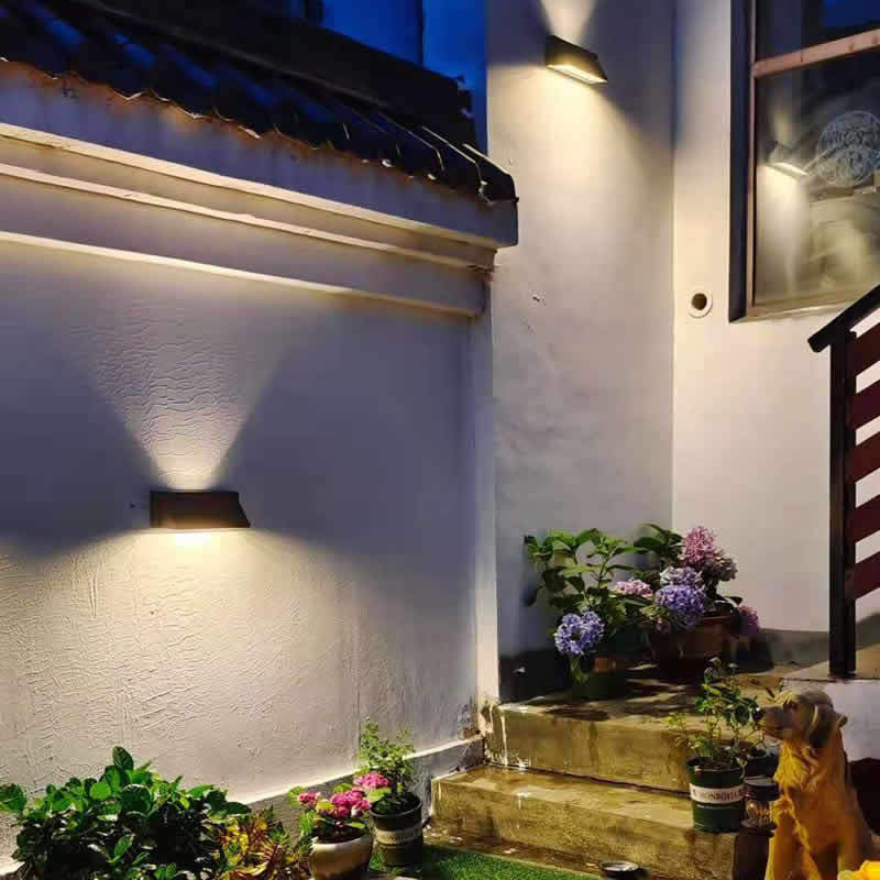 Aplique de pared LED rectangular inclinado para patio exterior, moderno y minimalista, solar, impermeable, de aluminio y vidrio 