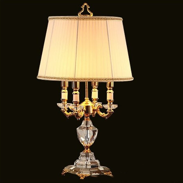 Europäischer Luxusstoff-Kerzenhalter mit Kristallbasis 4-Licht-Tischlampe 