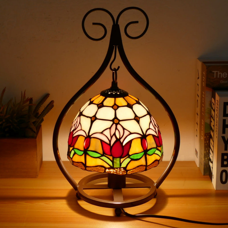 Tiffany-Tischlampe im traditionellen europäischen Stil mit herzförmigem Buntglas und Eisen, 1-flammig, für das Schlafzimmer 