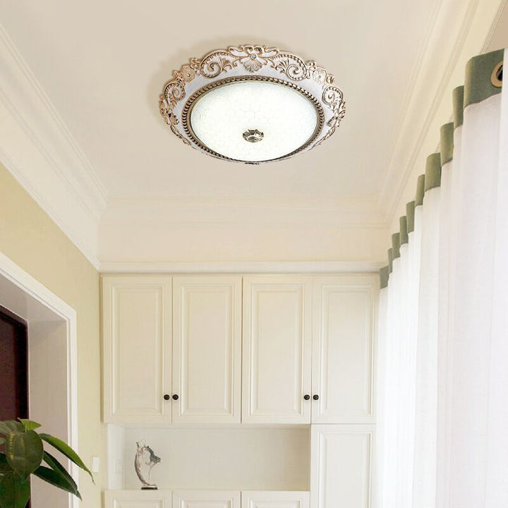 Plafón de techo LED redondo de vidrio, resina y herrajes con encaje tallado de estilo europeo tradicional para sala de estar y dormitorio 