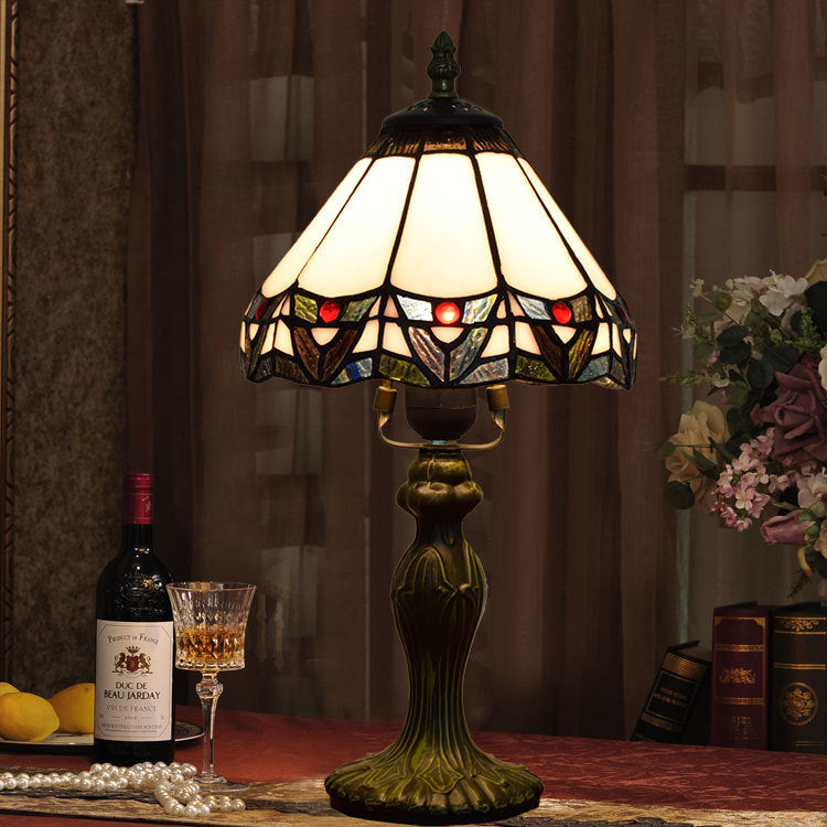 Tiffany-Tischlampe im traditionellen europäischen Stil mit konischem Schirm aus Buntglas in Edelsteinoptik und 1-flammigem Gestell aus Legierung für das Schlafzimmer 