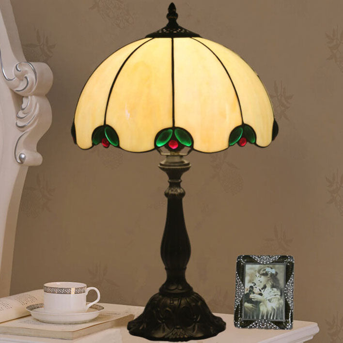 Lampe de table vintage Tiffany beige avec dôme en gemmes vertes à 1 lumière 