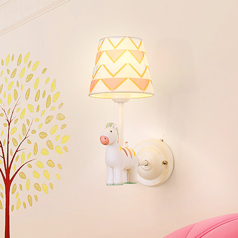 Zeitgenössische kreative Cartoon Harz Einhorn Stoff Schatten 1-Licht Kinder Wandleuchte Lampe für Schlafzimmer 