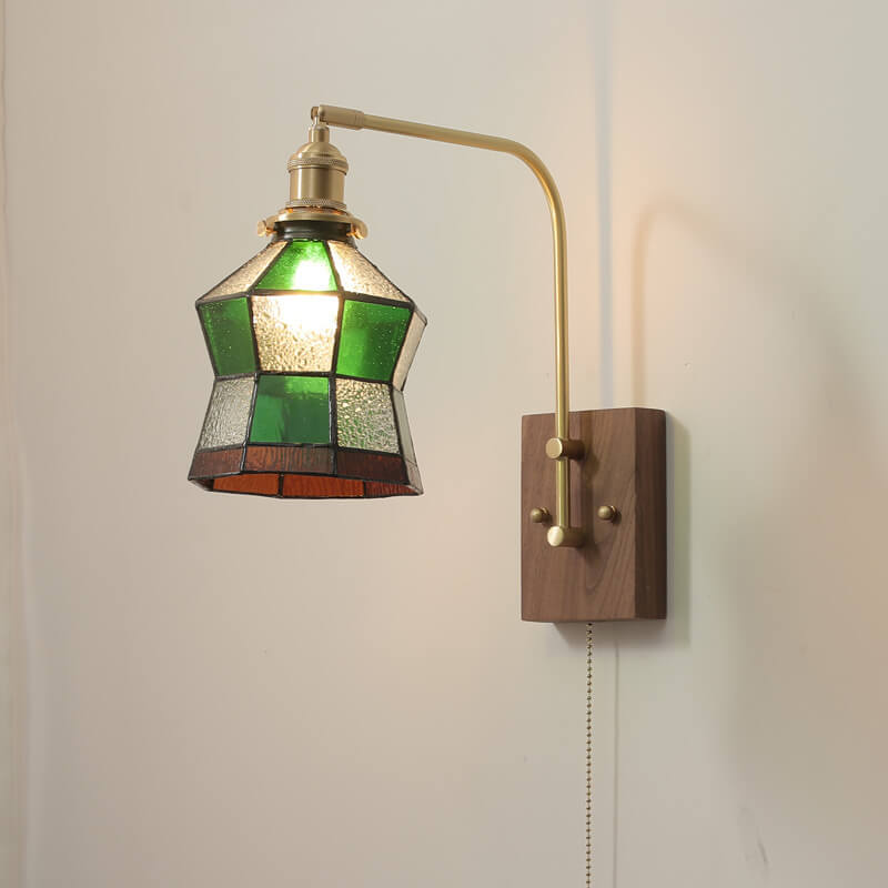 Zeitgenössische Retro-Wandleuchte mit 1 Flamme aus grünem Mosaikglas in Kegelform und Messing für das Schlafzimmer 