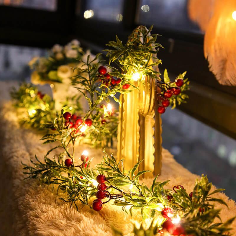 Guirlande lumineuse décorative à piles avec LED, fil de cuivre, aiguilles de pin, fruits rouges de Noël 
