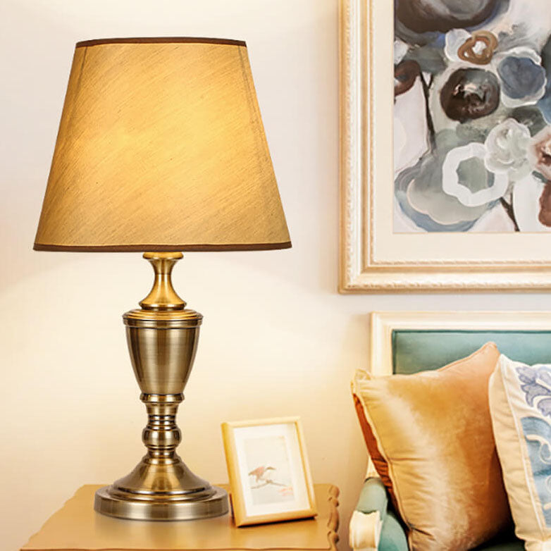 Traditionelle Vintage-Stehlampe mit Stoff-Kegelschirm und Metallgestell, 1-flammig, für das Schlafzimmer 