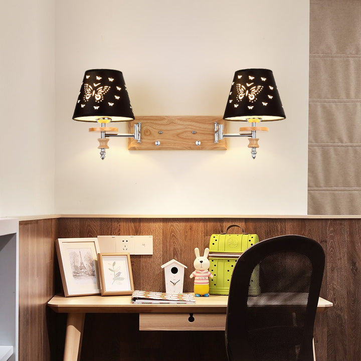 Zeitgenössische nordische Wandleuchte aus Eisen, Stoff und Kiefernholz in Schmetterlings-Kegelform, 1/2-flammig, für Wohnzimmer &amp; Schlafzimmer 