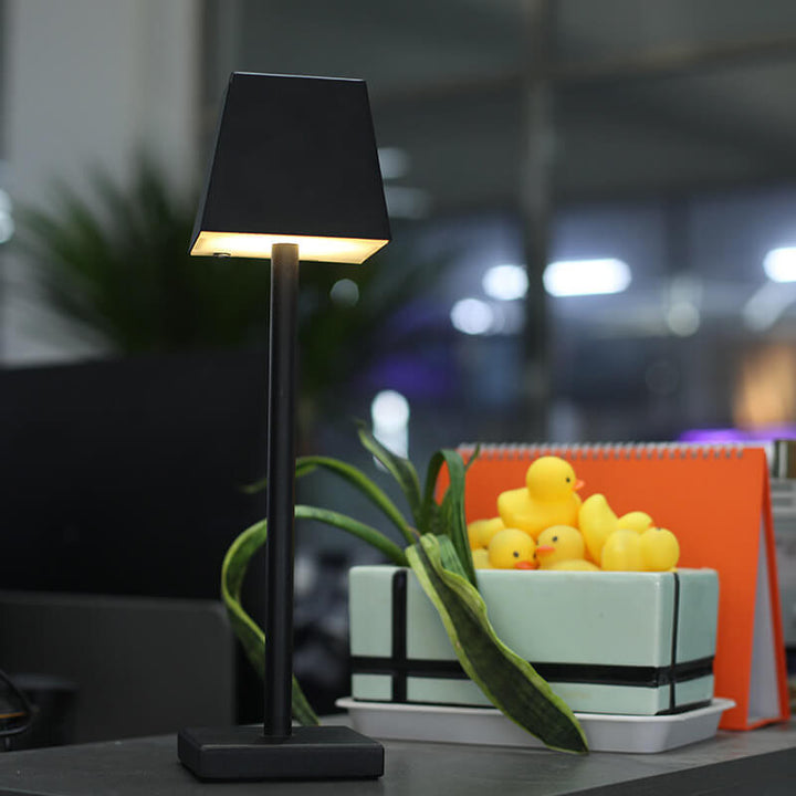 Lampe de table tactile LED carrée en métal de couleur unie moderne 