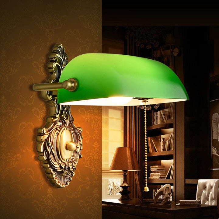 Zeitgenössische Retro-Wandleuchte mit 1 Leuchtquelle, kupferfarbenem Gestell und grünem Glasschirm, für das Schlafzimmer 
