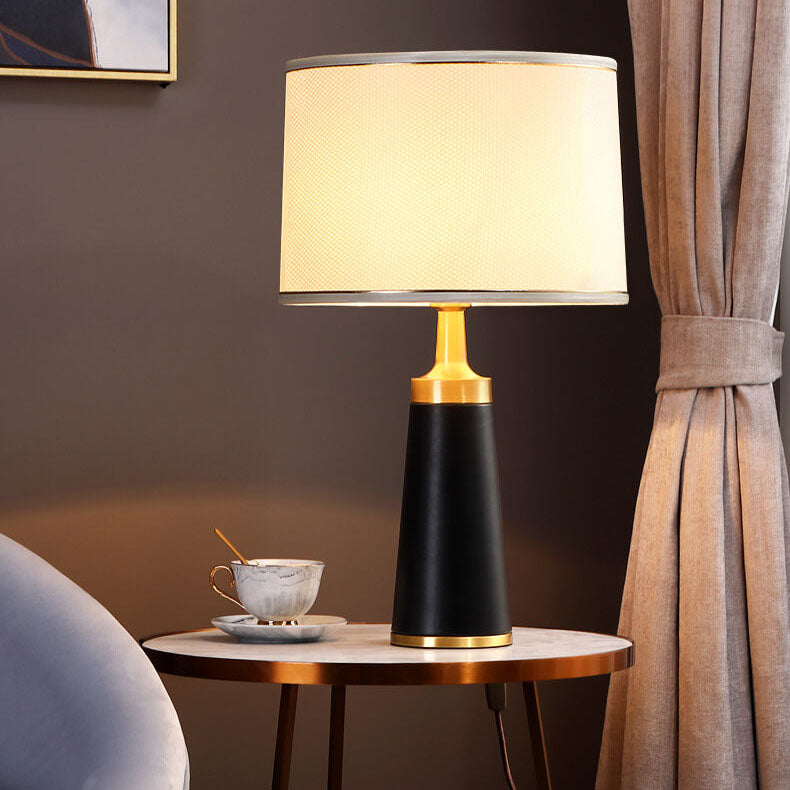 Lampe de table moderne avec abat-jour cylindrique en tissu de style transitionnel et base en cuir à 1 ampoule pour étude 