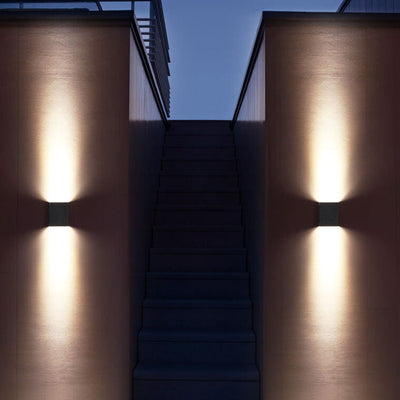 Moderne wasserdichte LED-Wandleuchte mit quadratischer Säule im Freien